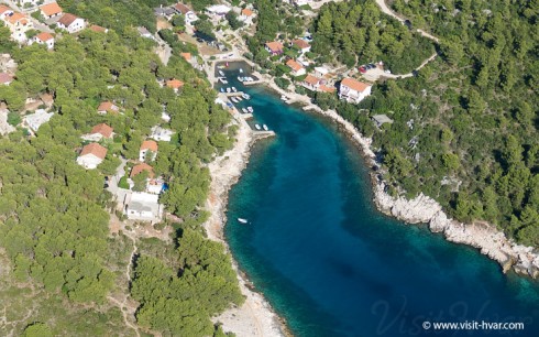 Hvar er en cirka 60 km lang øy med mange bukter, som Mudri Dolac Bay, og med vegetasjon langs kysten. Foto: © www.visit-hvar.com Hvar, Stari Grad, Unescos liste over Verdensarven, romertid, grekere, Pharos, Venezia, venetiansk, kirker, middelalder, arkitektur, gotikk, renessanse, oldtidskirker, Makarska-kysten, Kroatia