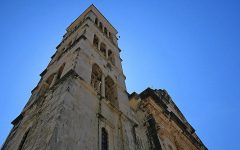 Klokketårnet eller kampanilen til St. Stephan er i renessansestil og meget forseggjort. Foto: © www.visit-hvar.com Hvar, Stari Grad, Unescos liste over Verdensarven, romertid, grekere, Pharos, Venezia, venetiansk, kirker, middelalder, arkitektur, gotikk, renessanse, oldtidskirker, Makarska-kysten, Kroatia
