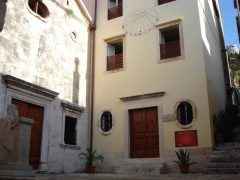 Benediktiner-klosteret ligger også inne blant smale smug i gamlebyen. Foto: © Hvar Tourist Board Hvar, Stari Grad, Unescos liste over Verdensarven, romertid, grekere, Pharos, Venezia, venetiansk, kirker, middelalder, arkitektur, gotikk, renessanse, oldtidskirker, Makarska-kysten, Kroatia