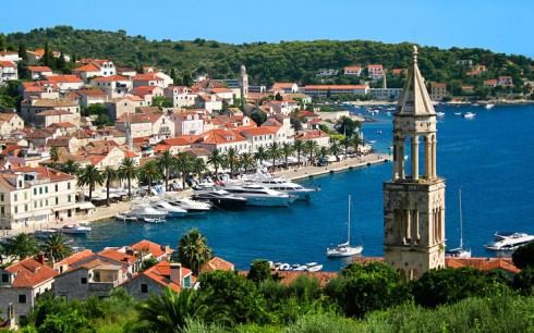 Tårnet til St. Markus-kirken står helt og fint selv om mye av kirkbygningen er en ruin. Her finnes imidlertid en arkeologisk samling. Foto: © www.visit-hvar.com Hvar, Stari Grad, Unescos liste over Verdensarven, romertid, grekere, Pharos, Venezia, venetiansk, kirker, middelalder, arkitektur, gotikk, renessanse, oldtidskirker, Makarska-kysten, Kroatia
