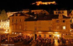 Også på St. Stephans plass er det mye folk ute og spiser og koser seg på kveldstid. Foto: © www.visit-hvar.com Hvar, Stari Grad, Unescos liste over Verdensarven, romertid, grekere, Pharos, Venezia, venetiansk, kirker, middelalder, arkitektur, gotikk, renessanse, oldtidskirker, Makarska-kysten, Kroatia