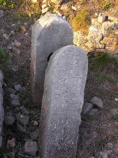 Du kan fremdeles finne romerske gravstøtter på Stari Grad-sletten. Foto: © starogradsko-polje.net Hvar, Stari Grad, Unescos liste over Verdensarven, romertid, grekere, Pharos, Venezia, venetiansk, kirker, middelalder, arkitektur, gotikk, renessanse, oldtidskirker, Makarska-kysten, Kroatia