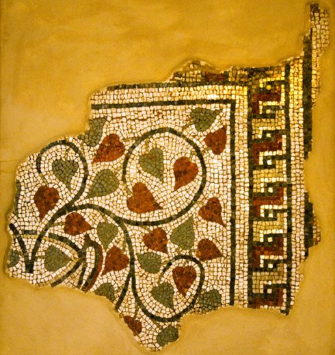 Det er funnet rester etter mosaikk fra romertiden i St. Ivans kirke, noe som tyder på at det opprinnelig har stått et tempel her. Foto: © starogradsko-polje.net Hvar, Stari Grad, Unescos liste over Verdensarven, romertid, grekere, Pharos, Venezia, venetiansk, kirker, middelalder, arkitektur, gotikk, renessanse, oldtidskirker, Makarska-kysten, Kroatia
