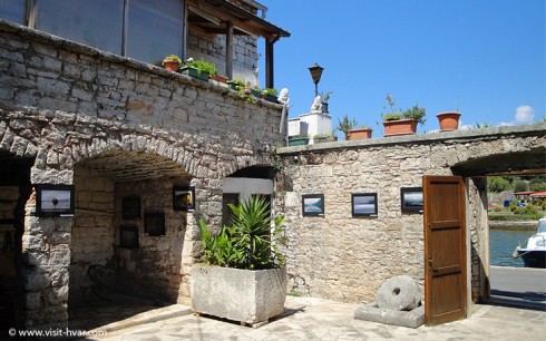 Fiskerimuseet i Vrboska er interessant - restene fra sardinfabrikken som stengte på slutten av 1800-tallet. Foto: © www.visit-hvar.com Hvar, Stari Grad, Unescos liste over Verdensarven, romertid, grekere, Pharos, Venezia, venetiansk, kirker, middelalder, arkitektur, gotikk, renessanse, oldtidskirker, Makarska-kysten, Kroatia