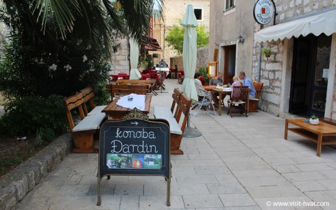 I gamlebyen har du mange muligheter til å slå deg ned for en forfriskning eller et måltid. Foto: © www.visit-hvar.com Hvar, Stari Grad, Unescos liste over Verdensarven, romertid, grekere, Pharos, Venezia, venetiansk, kirker, middelalder, arkitektur, gotikk, renessanse, oldtidskirker, Makarska-kysten, Kroatia