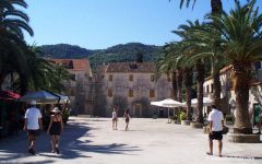 Plassen foran Tvrdalj ble lagd på 1600-tallet - her var det tidligere sjø. Foto: © www.visit-hvar.com Hvar, Stari Grad, Unescos liste over Verdensarven, romertid, grekere, Pharos, Venezia, venetiansk, kirker, middelalder, arkitektur, gotikk, renessanse, oldtidskirker, Makarska-kysten, Kroatia