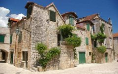 Arkitekturen her er litt spesiell - det er bygd i kvaderstein - noe høyere enn vanlig med karnapper. Foto: © www.visit-hvar.com Hvar, Stari Grad, Unescos liste over Verdensarven, romertid, grekere, Pharos, Venezia, venetiansk, kirker, middelalder, arkitektur, gotikk, renessanse, oldtidskirker, Makarska-kysten, Kroatia
