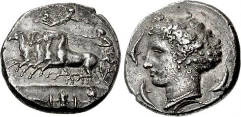 Dekadrachme slått i den greske byen Siracusa under Dionysos på Sicilia - noen år før Hvar ble kolonisert. Foto: Classical Numismatic Group, Inc / Wikipedia CC-BY-SA 2.5 Hvar, Stari Grad, Unescos liste over Verdensarven, romertid, grekere, Pharos, Venezia, venetiansk, kirker, middelalder, arkitektur, gotikk, renessanse, oldtidskirker, Makarska-kysten, Kroatia