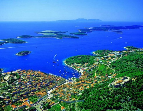 Hvar by med øyene utenfor gir en liten pekepinn om hva øya Hvar kan by på. Foto: © Hvar Tourist Board Hvar, Stari Grad, Unescos liste over Verdensarven, middelalder, arkitektur, gotikk, renessanse, oldtidskirker, Makarska-kysten, Kroatia