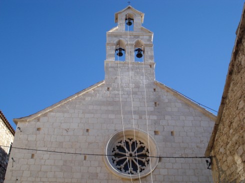 St. Spiritus eller Church of the Holy Spirit ligger inneklemt i gamlebyen. Foto: © Hvar Tourist Board Hvar, Stari Grad, Unescos liste over Verdensarven, romertid, grekere, Pharos, Venezia, venetiansk, kirker, middelalder, arkitektur, gotikk, renessanse, oldtidskirker, Makarska-kysten, Kroatia