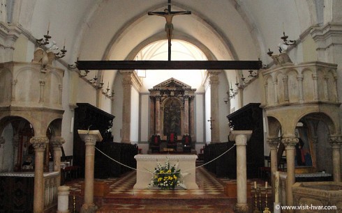 Fra interiøret i St Stephans katedral med praktfull kirkekunst og to prekestolene i renessanestil. Foto: © www.visit-hvar.com Hvar, Stari Grad, Unescos liste over Verdensarven, romertid, grekere, Pharos, Venezia, venetiansk, kirker, middelalder, arkitektur, gotikk, renessanse, oldtidskirker, Makarska-kysten, Kroatia