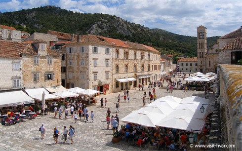 Om sommeren er det folksomt på St. Stephans plass - mange turister skal forfriskes. Foto: © www.visit-hvar.com Hvar, Stari Grad, Unescos liste over Verdensarven, romertid, grekere, Pharos, Venezia, venetiansk, kirker, middelalder, arkitektur, gotikk, renessanse, oldtidskirker, Makarska-kysten, Kroatia