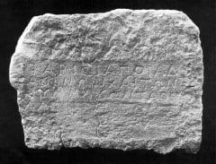 Innskrift fra Pharos fra det 4. århundre f.Kr. som forteller om seieren over illyrerne. Foto: © starogradsko-polje.net Hvar, Stari Grad, Unescos liste over Verdensarven, romertid, grekere, Pharos, Venezia, venetiansk, kirker, middelalder, arkitektur, gotikk, renessanse, oldtidskirker, Makarska-kysten, Kroatia