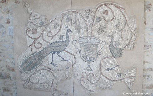 Denne mosaikken ble funnet ved St Ivan-kirken og er fra senantikken tid - ca - 400-500 etter Kristus. Foto: © www.visit-hvar.com Hvar, Stari Grad, Unescos liste over Verdensarven, romertid, grekere, Pharos, Venezia, venetiansk, kirker, middelalder, arkitektur, gotikk, renessanse, oldtidskirker, Makarska-kysten, Kroatia