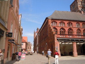 Stralsunds rådhus sett fra gågaten Ossenreyer Strasse med Rathausplatz og kjøpmannshuset Wulframhaus i bakgrunnen Stralsund, Rathaus, Unescos Verdensarvliste, Wismar, Lübeck, Hansaen, Hanseatforbundet, Mecklenburg Vorpommern, Nord-Tyskland
