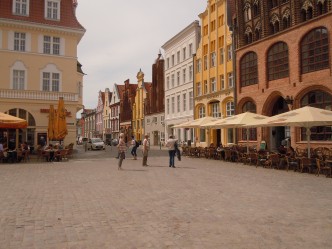 Fra Alter Markt - Wulframhaus fra år 1350 til høyre - her hadde kjøpmannen kontor, familien bolig, samt lagerlokaler i de øverste etasjene Wulframhaus, Alter Markt, Stralsund, Unescos liste over Verdensarven