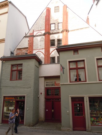 Museumshaus fra år 1230 her gjennomgått flere utvidelser gjennom århundrene - den originale gavlen bak tilbyggene. I dag tilhører bygningen Kulturhistorichen Museum Museumshaus, Stralsund, Unesco, Nord-Tyskland