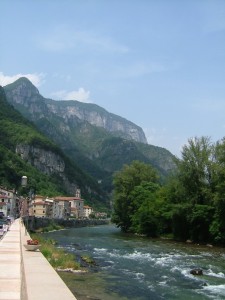 Valstagna er en trivelig liten landsby ved elven Brenla. Her leder en liten Trollstigen noen hundre meter opp til det relativt flate, grønne og frodige platået, som Asiago ligger på. Skikkelig Melkesjokoladeland. Italia, Valstagna, Asiago
