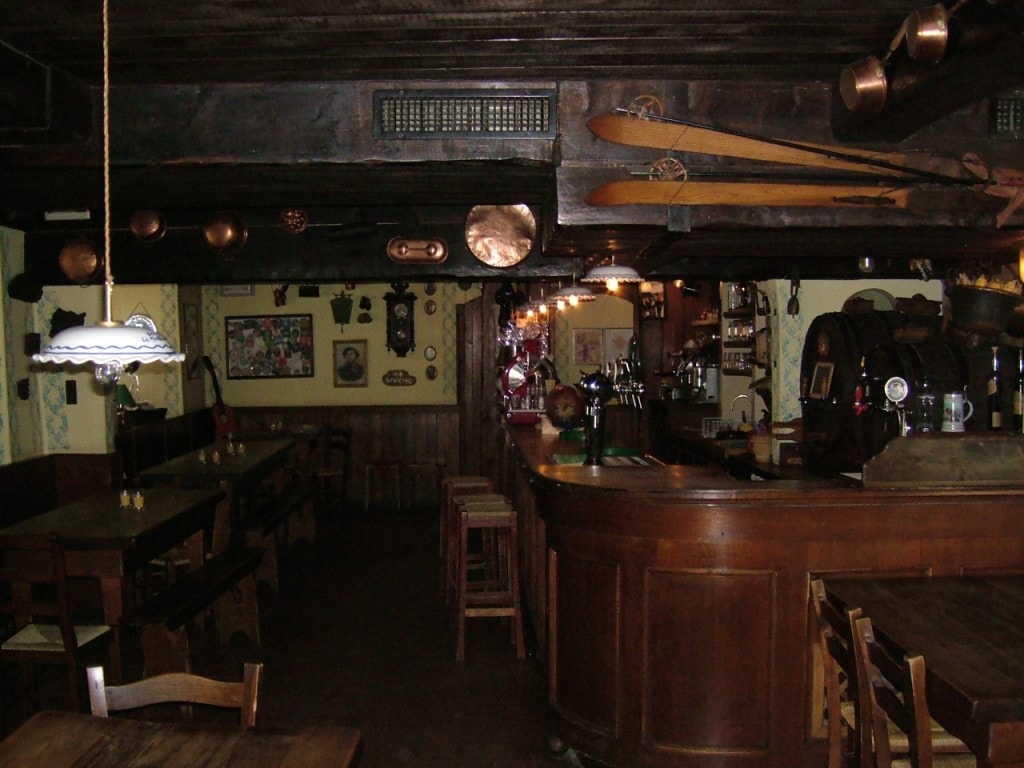 Osteria Montanara i den vesle alpelandsbyen Canazei var en liten, brun og trivelig kneipe, og en håndfull av rettene på spisekartet representerte til og med lokal tradisjonsmat. Italia, Dolomittene, Canazei