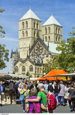 Münsters Dom St. Paul og Domplatz med ukesmarked på lørdag. Foto: © Presseamt Münster / Ralf Emmerich Münster, Tyskland, Vest-Tyskland, Westfalen, Aasee, Prinzipalmarkt, middelalder, Freden i Westfalen, Friedenssal, anabaptistene, LWL Museum Münster, Thürmerin, Dom St. Paul, Lamberti-kirche
