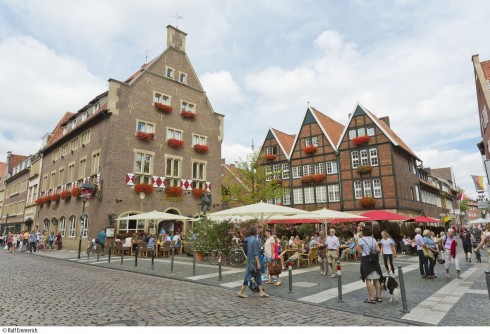 Kiepenkerlviertel ligger litt på nedsiden av Domplatz, på den andre siden av den vesle elven Aa. Foto: © Presseamt Münster / Ralf Emmerich Münster, Tyskland, Vest-Tyskland, Westfalen, Prinzipalmarkt, Kiepenkerlviertel, middelalder, Freden i Westfalen, Friedenssal, anabaptistene, LWL Museum Münster, Thürmerin, Dom St. Paul, Lamberti-kirche