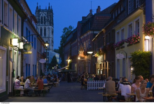 Fra Münsters kneipekvartal, Kuhviertel, der du kan smake godt, lokalt øl og spise tradisjonsrik mat. Foto: © Presseamt Münster / Ralf Emmerich Münster, Tyskland, Vest-Tyskland, Westfalen, Prinzipalmarkt, Kuhviertel, middelalder, Freden i Westfalen, Friedenssal, anabaptistene, LWL Museum Münster, Thürmerin, Dom St. Paul, Lamberti-kirche