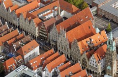 Münsters Prinzipalmarkt i fugleperspektiv - byens paradegate og møteplass - bilfri med unntak av kollektivtrafikk. Foto: © Presseamt Münster / Bernhard Fischer Münster, Tyskland, Vest-Tyskland, Westfalen, Aasee, Prinzipalmarkt, middelalder, Freden i Westfalen, Friedenssal, anabaptistene, LWL Museum Münster, Thürmerin, Dom St. Paul, Lamberti-kirche