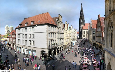 Prinzipalmarkt og Domplatz sett fra Rathaus - St. Lambertikirche til høyre. Foto: www.air-klick.de Münster, Tyskland, Vest-Tyskland, Westfalen, Prinzipalmarkt, middelalder, Freden i Westfalen, Friedenssal, anabaptistene, LWL Museum Münster, Thürmerin, Dom St. Paul, Lamberti-kirche