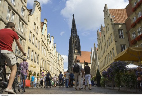 Münsters Prinzipalmarkt sett i retning av den gotiske St. Lamberti-Kirche. Foto: © Presseamt Münster / Ralf Emmerich Münster, Tyskland, Vest-Tyskland, Westfalen, Prinzipalmarkt, middelalder, Freden i Westfalen, Friedenssal, anabaptistene, LWL Museum Münster, Thürmerin, Lamberti-kirche