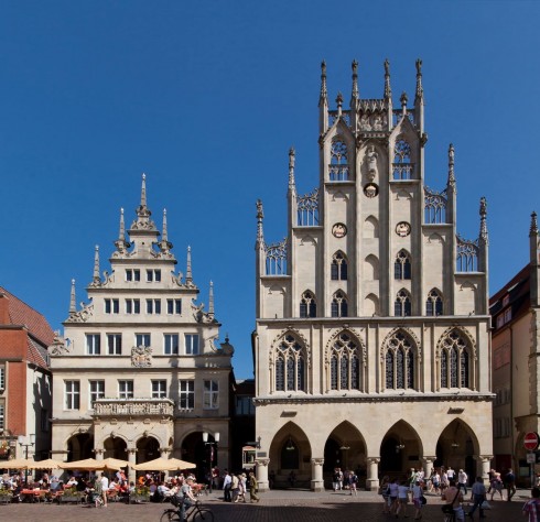 Münsters historiske perler, Rathaus til høyre og Stadtweinhaus til venstre. Foto: © Presseamt Münster / Münsterview Münster, Tyskland, Vest-Tyskland, Westfalen, Prinzipalmarkt, middelalder, Freden i Westfalen, Friedenssal, anabaptistene, LWL Museum Münster, Thürmerin, Dom St. Paul, Lamberti-kirche