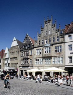 Roggenmarkt med sine historiske bygninger ligger i forlengelsen av Prinzipalmarkt ved Lambertikirche. Foto: © Presseamt Münster / Joachim Busch Münster, Tyskland, Vest-Tyskland, Westfalen, Prinzipalmarkt, middelalder, Freden i Westfalen, Friedenssal, anabaptistene, LWL Museum Münster, Thürmerin, Dom St. Paul, Lamberti-kirche