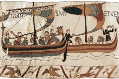 Hertug William av Normandie, også kalt Bastarden, har med seg hester i langskipene sine. Scene fra Bayeux-teppet. Kilde: Wikipedia Norwich, East Anglia, anglo saxons, angelsaksere, England, Storbritannia, Wensum, Tombland, Norwich Cathedral, Dragon Hall, bosses, St Peter Mancroft, Elm Hill, Norwich Castle Mound, Castle museum, The Bridewell, The Museum of Norwich at The Bridewell, Pottergate, Pull’s Ferry, Cow Tower, Guildhall, Princes Street, Maid’s Head, Bishop’s Bridge, Riverside