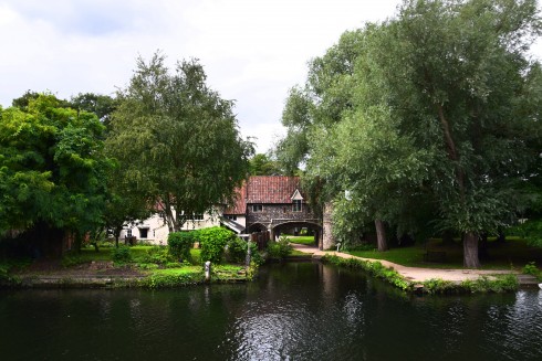 Fra den gamle fergestedet Pull's Ferry ble det gravd en kanal inn til katedralen. Foto: © ReisDit.no Norwich, East Anglia, England, Storbritannia, Wensum, Tombland, Norwich Cathedral, St Peter Mancroft, Elm Hill, Castle Mound, Castle museum, The Bridewell, The Museum of Norwich at The Bridewell, Pottergate, Pull’s Ferry, Cow Tower, Guildhall, Princes Street, Maid’s Head, Bishop’s Bridge, Riverside
