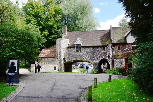 Akkurat her ved Pull's Ferry ble det gravd en kanal da katedralen skulle bygges på slutten av 1.000-tallet. Foto: © ReisDit.no Norwich, East Anglia, England, Storbritannia, Wensum, Tombland, Norwich Cathedral, Dragon Hall, bosses, St Peter Mancroft, Elm Hill, Norwich Castle Mound, Castle museum, The Bridewell, The Museum of Norwich at The Bridewell, Pottergate, Pull’s Ferry, Cow Tower, Guildhall, Princes Street, Maid’s Head, Bishop’s Bridge, Riverside