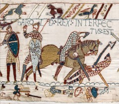 Her får den engelse kongen Harold Godwinson sitt banesår. Scene fra Bayeux-teppet. Kilde: Wikipedia Norwich, East Anglia, anglo saxons, angelsaksere, England, Storbritannia, Wensum, Tombland, Norwich Cathedral, Dragon Hall, bosses, St Peter Mancroft, Elm Hill, Norwich Castle Mound, Castle museum, The Bridewell, The Museum of Norwich at The Bridewell, Pottergate, Pull’s Ferry, Cow Tower, Guildhall, Princes Street, Maid’s Head, Bishop’s Bridge, Riverside