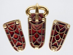 Fint dekorerte angelsaksiske spenner og stropper av gull og niello – fra gravfunnet i Sutton Hoo . Foto: © Trustees of the British Museum Norwich, East Anglia, anglo saxons, angelsaksere, England, Storbritannia, Wensum, Tombland, Norwich Cathedral, Dragon Hall, bosses, St Peter Mancroft, Elm Hill, Norwich Castle Mound, Castle museum, The Bridewell, The Museum of Norwich at The Bridewell, Pottergate, Pull’s Ferry, Cow Tower, Guildhall, Princes Street, Maid’s Head, Bishop’s Bridge, Riverside