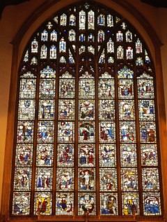 Det vakre blyglassvinduet øst i St. Peter Mancroft er både enormt og enormt detaljert. Foto: andrewrabbott CC-BY-4.0 / Wikipedia Norwich, East Anglia, anglo saxons, angelsaksere, England, Storbritannia, Wensum, Tombland, Norwich Cathedral, Dragon Hall, bosses, St Peter Mancroft, Elm Hill, Norwich Castle Mound, Castle museum, The Bridewell, The Museum of Norwich at The Bridewell, Pottergate, Pull’s Ferry, Cow Tower, Guildhall, Princes Street, Maid’s Head, Bishop’s Bridge, Riverside