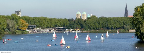 Rett inntil Münsters gamleby ligger Aasee, en stor innsjø med masser av fritidstilbud - pluss en havn! Foto: www-air-klick-de Münster, Tyskland, Vest-Tyskland, Westfalen, Aasee, Prinzipalmarkt, middelalder, Freden i Westfalen, Friedenssal, anabaptistene, LWL Museum Münster, Thürmerin, Dom St. Paul, Lamberti-kirche