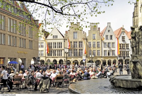 Det er riktig idyllisk på plassen ved Lambertikirche. Foto: © Presseamt Münster / Melanie Frischmuth Münster, Tyskland, Vest-Tyskland, Westfalen, Prinzipalmarkt, middelalder, Freden i Westfalen, Friedenssal, anabaptistene, LWL Museum Münster, Thürmerin, Dom St. Paul, Lamberti-kirche