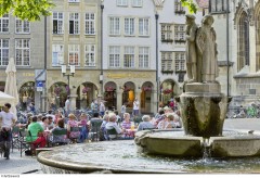 Det er hyggelig ved fontenen på plassen ved Lambertikirche. Foto: © Presseamt Münster / Ralf Emmerich Münster, Tyskland, Vest-Tyskland, Westfalen, Prinzipalmarkt, middelalder, Freden i Westfalen, Friedenssal, anabaptistene, LWL Museum Münster, Thürmerin, Dom St. Paul, Lamberti-kirche