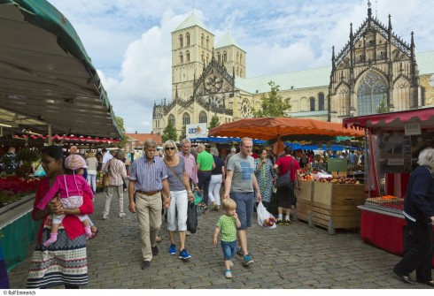 Lørdagsmarkedet på Domplatz er ukens begivenhet for Münsters innbyggere. Foto: © Presseamt Münster / Ralf Emmerich Münster, Tyskland, Vest-Tyskland, Westfalen, Prinzipalmarkt, middelalder, Freden i Westfalen, Friedenssal, anabaptistene, LWL Museum Münster, Thürmerin, Dom St. Paul, Lamberti-kirche