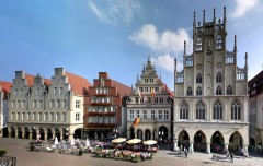 Prinzipalmarkt er mye besøkt av både fastboende og gjester. Foto: © Presseamt Münster / Tilman Roßmöller Münster, Tyskland, Vest-Tyskland, Westfalen, Prinzipalmarkt, middelalder, Freden i Westfalen, Friedenssal, anabaptistene, LWL Museum Münster, Thürmerin, Dom St. Paul, Lamberti-kirche