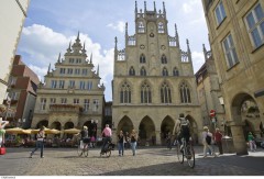 Münsters Rathaus er byens kanskje mest besøkte historiske severdighet. Foto: © Presseamt Münster / Ralf Emmerich ünster, Tyskland, Vest-Tyskland, Westfalen, Prinzipalmarkt, middelalder, Freden i Westfalen, Friedenssal, anabaptistene, LWL Museum Münster, Thürmerin, Dom St. Paul, Lamberti-kirche