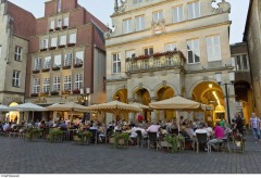 På Prinzipalmarkt er det hyggelig å slå seg ned for en forfriskning. Foto: © Presseamt Münster / Ralf Emmerich Münster, Tyskland, Vest-Tyskland, Westfalen, Prinzipalmarkt, middelalder, Freden i Westfalen, Friedenssal, anabaptistene, LWL Museum Münster, Thürmerin, Dom St. Paul, Lamberti-kirche