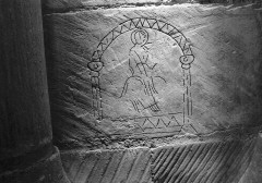 En grafitti skapt av en rampete steinhugger en gang sent på 1000-tallet eller tidlig på 1100-tallet. Foto: © Norfolk Grafitti Survey Norwich, East Anglia, anglo saxons, angelsaksere, England, Storbritannia, Wensum, Tombland, Norwich Cathedral, Dragon Hall, bosses, St Peter Mancroft, Elm Hill, Norwich Castle Mound, Castle museum, The Bridewell, The Museum of Norwich at The Bridewell, Pottergate, Pull’s Ferry, Cow Tower, Guildhall, Princes Street, Maid’s Head, Bishop’s Bridge, Riverside