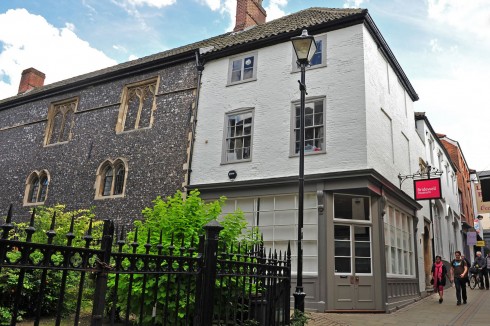 The Museum of Norwich at the Bridewell anbefales - bygningen til venstre er oppført i flintstein på 1300-tallet. Foto: © Visit Norwich Norwich, East Anglia, England, Storbritannia, Wensum, Tombland, Norwich Cathedral, bosses, St Peter Mancroft, Elm Hill, Castle Mound, Castle museum, The Bridewell, The Museum of Norwich at The Bridewell, Pottergate, Pull’s Ferry, Cow Tower, Guildhall, Princes Street, Maid’s Head, Bishop’s Bridge, Riverside
