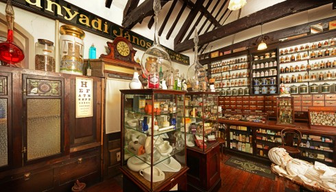 Et helt apotek fra gode, gamle dager er utstilt i The Museum of Norwich at the Bridewell. Foto: © Visit Norwich Norwich, East Anglia, anglo saxons, angelsaksere, England, Storbritannia, Wensum, Tombland, Norwich Cathedral, Dragon Hall, bosses, St Peter Mancroft, Elm Hill, Norwich Castle Mound, Castle museum, The Bridewell, The Museum of Norwich at The Bridewell, Pottergate, Pull’s Ferry, Cow Tower, Guildhall, Princes Street, Maid’s Head, Bishop’s Bridge, Riverside