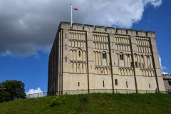 Norwich Castle var i middelalderen normannernes fremste maktsymbol. I dag museum og et viktig landemerke i Norwich. Foto: © ReisDit.no Norwich, East Anglia, England, Storbritannia, Wensum, Tombland, Norwich Cathedral, bosses, St Peter Mancroft, Elm Hill, Norwich Castle Mound, Castle museum, The Bridewell, The Museum of Norwich at The Bridewell, Pottergate, Pull’s Ferry, Cow Tower, Guildhall, Princes Street, Maid’s Head, Bishop’s Bridge, Riverside