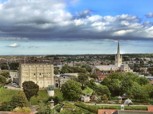 Norwich Castle og Norwich Cathedral - begge bygd av normannerne - katedralen ble påbegynt år 1096, Castle omtrent samtidig. Foto: © Visit Norfolk Norwich, East Anglia, England, Storbritannia, Wensum, Tombland, Norwich Cathedral, bosses, St Peter Mancroft, Elm Hill, Castle Mound, Castle museum, The Bridewell, The Museum of Norwich at The Bridewell, Pottergate, Pull’s Ferry, Cow Tower, Guildhall, Princes Street, Maid’s Head, Bishop’s Bridge, Riverside