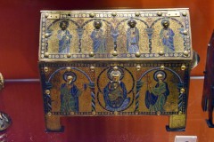 Et emaljert relikvieskrin fra 1200-tallet, kanskje fra Limoges i Frankrike, finnes i samlingene til Norwich Castle Museum. Foto: © ReisDit.no Norwich, East Anglia, anglo saxons, angelsaksere, England, Storbritannia, Wensum, Tombland, Norwich Cathedral, Dragon Hall, bosses, St Peter Mancroft, Elm Hill, Norwich Castle Mound, Castle museum, The Bridewell, The Museum of Norwich at The Bridewell, Pottergate, Pull’s Ferry, Cow Tower, Guildhall, Princes Street, Maid’s Head, Bishop’s Bridge, Riverside